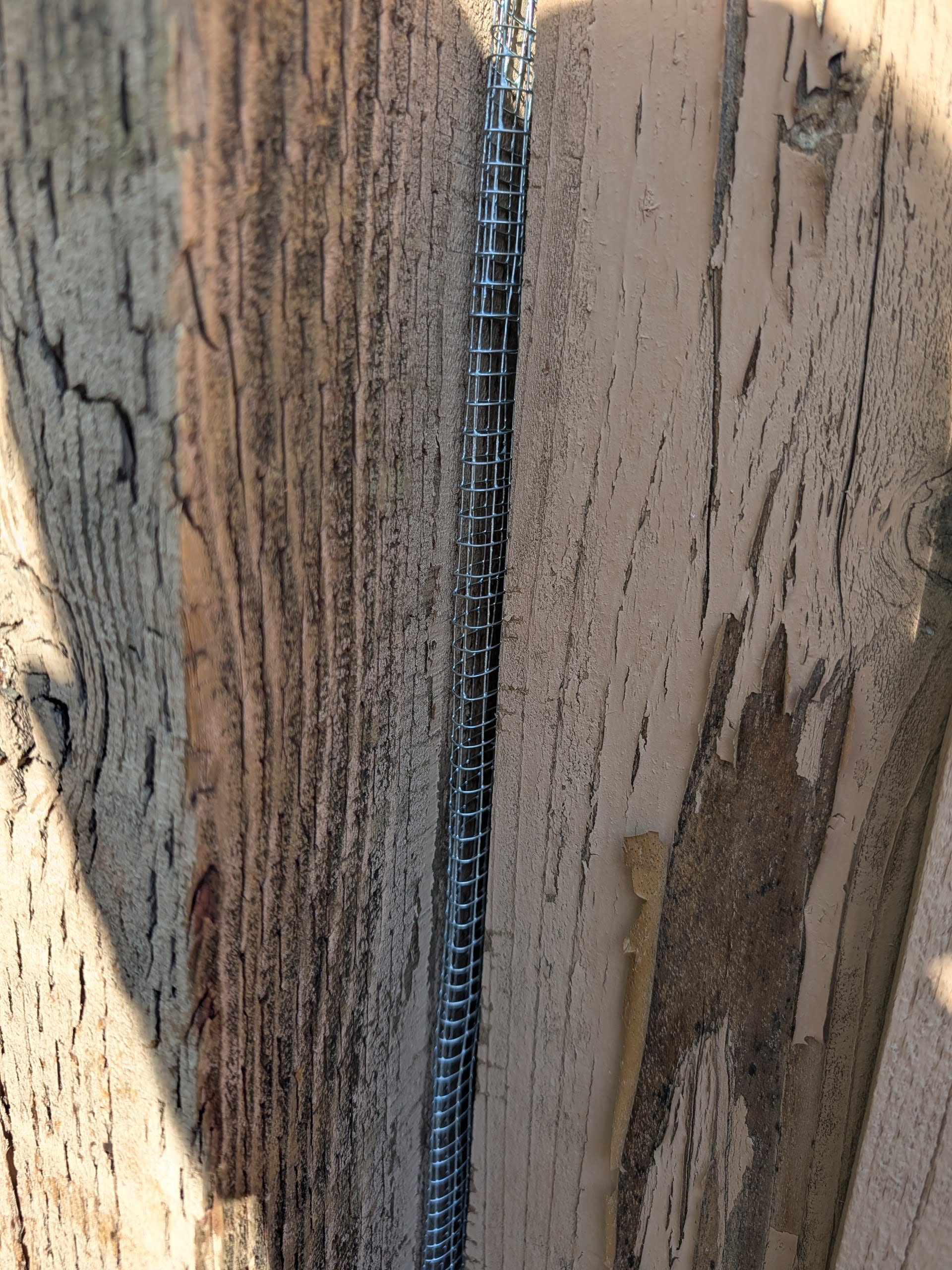 Sealing fence gaps with steel mesh